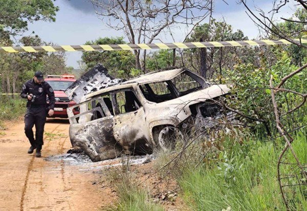 Carro carbonizado em uma mata na Estrutural -  (crédito: Ed Alves/DA.PRESS)