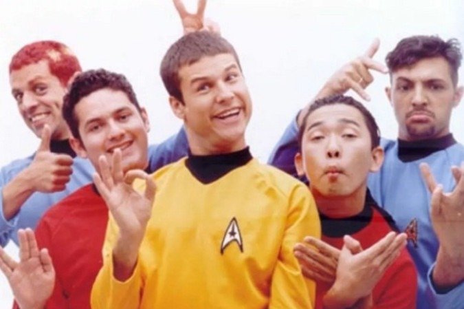 Mamonas Assassinas - Os 5 componentes da banda morreram em 2 de março de 1996, quando o avião do grupo caiu na Serra da Cantareira. O grupo marcou a música brasileira com humor irreverente e enorme sucesso popular. - (crédito: Divulgação) Mamonas Assassinas - Os 5 componentes da banda morreram em 2 de março de 1996, quando o avião do grupo caiu na Serra da Cantareira. O grupo marcou a música brasileira com humor irreverente e enorme sucesso popular. - (crédito: Divulgação)