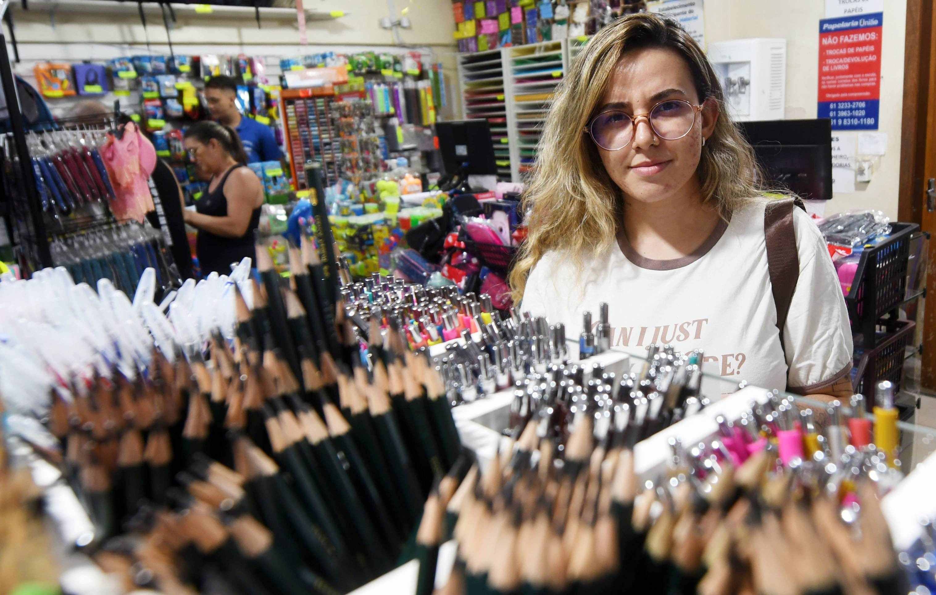 Procon fiscaliza escolas privadas para coibir abusos em listas de material