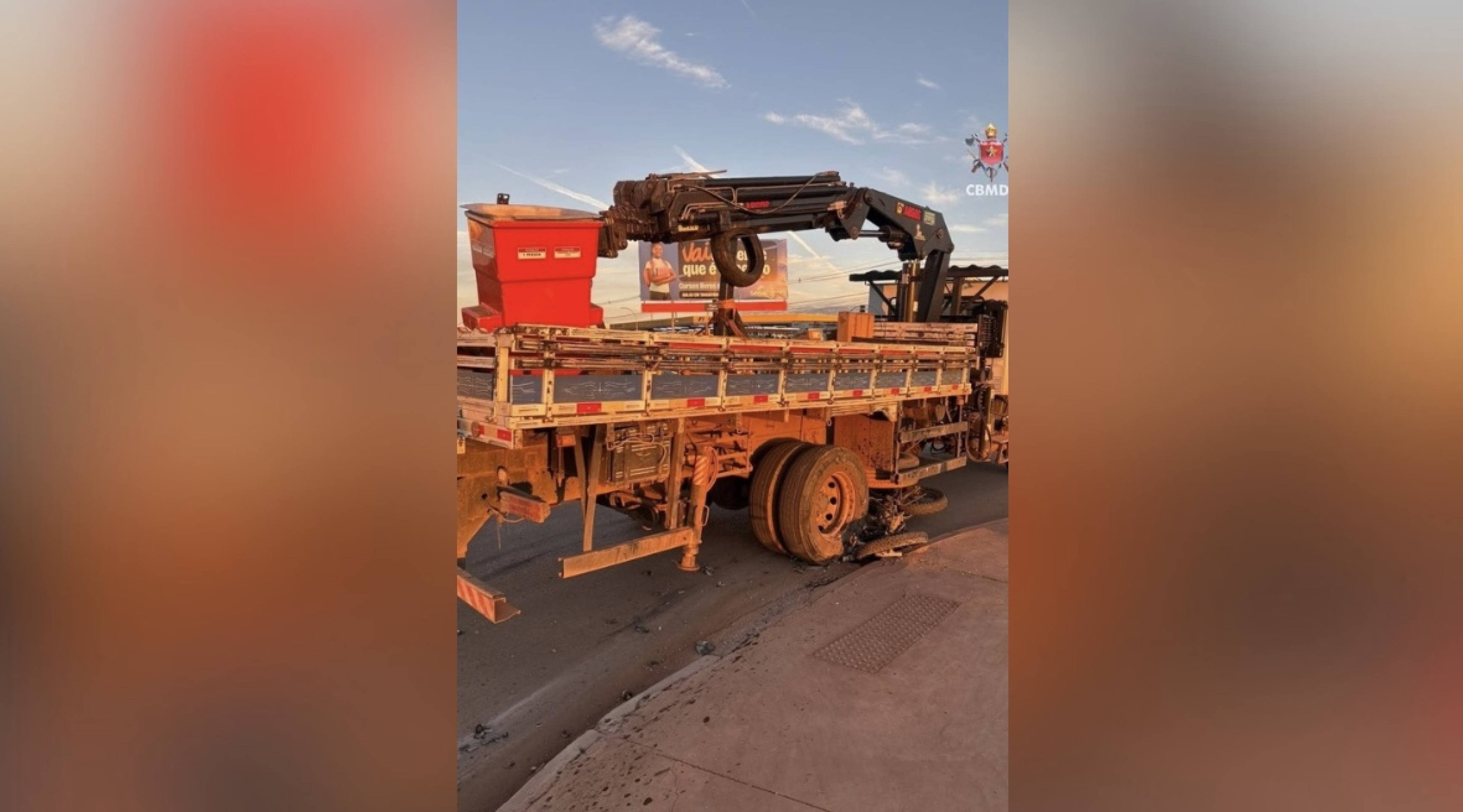 Motociclista morre após colisão com caminhão nesta segunda (12/1)