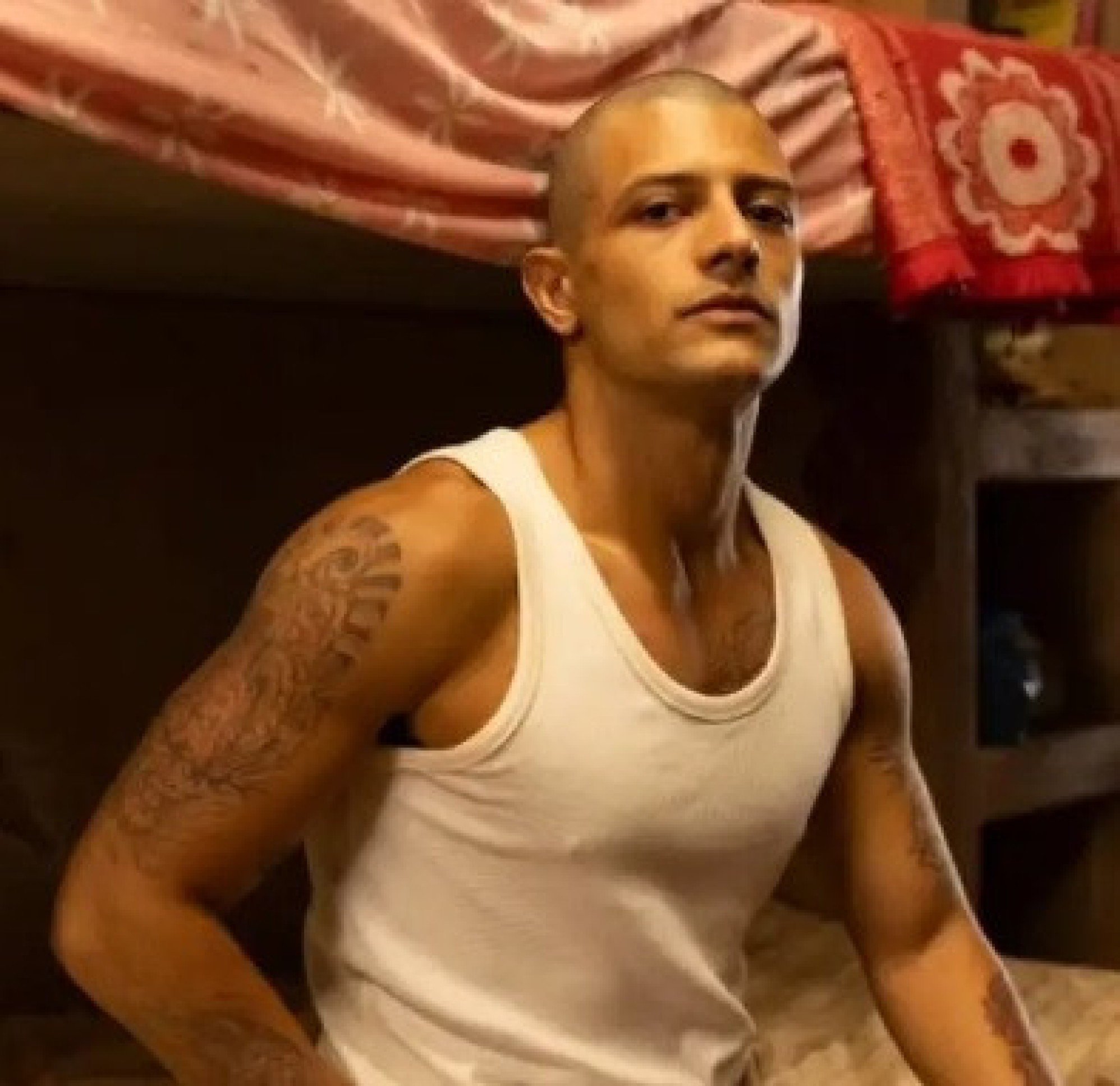 Mudan&ccedil;a f&iacute;sica e mergulho intenso para se vestir do assassino Cristian Cravinhos