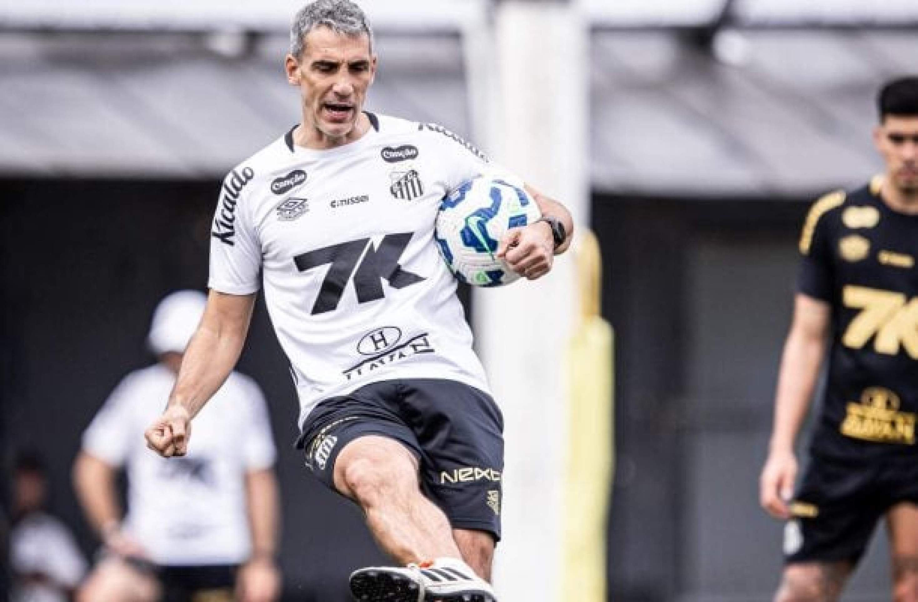 Vojvoda prepara o Santos para o clássico diante do Palmeiras pelo Paulistão -  (crédito: Foto: Raul Baretta/ Santos FC)
