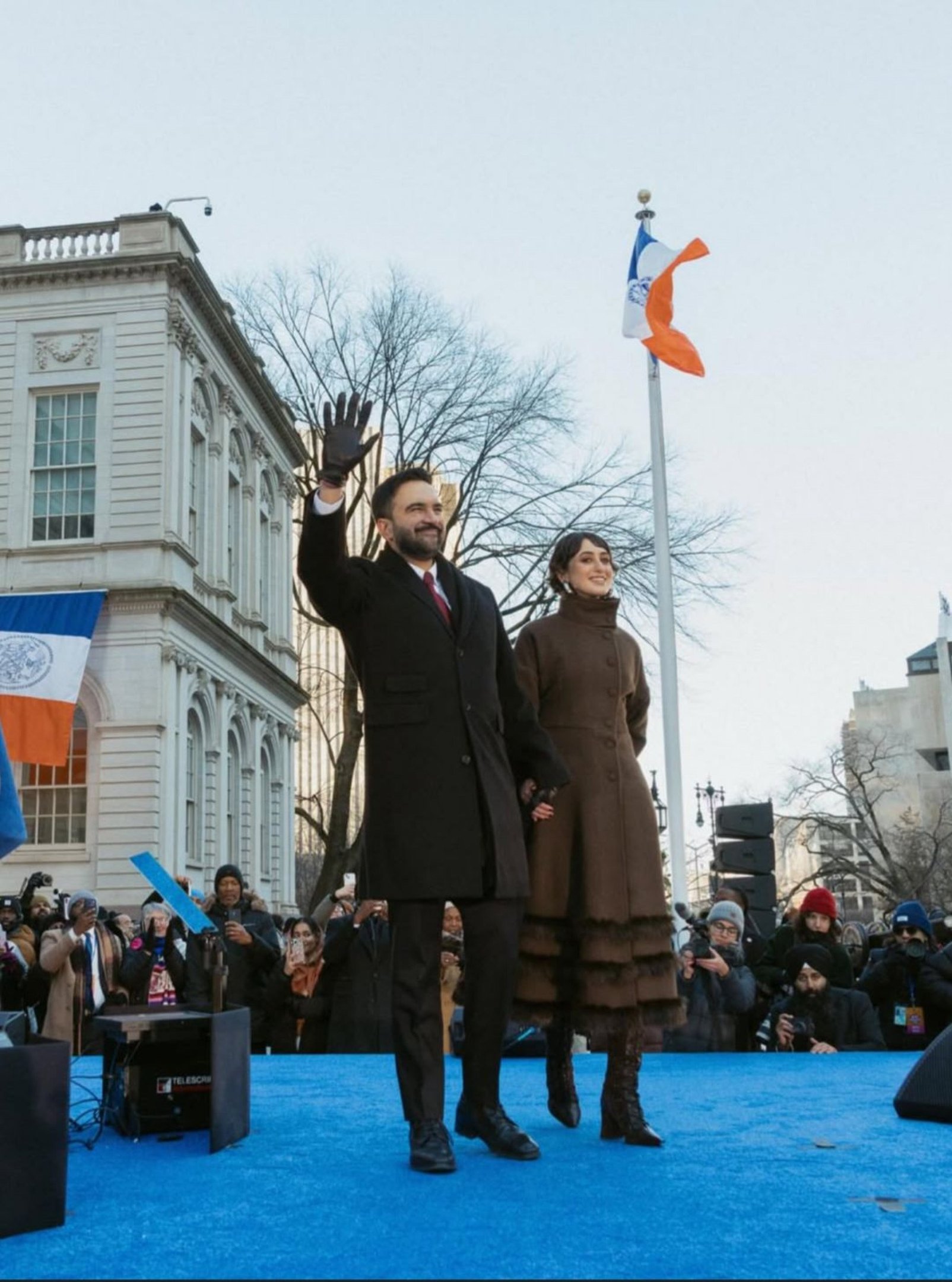 O casaco escolhido para a cerim&ocirc;nia de posse p&uacute;blica &eacute; da marca Renaissance Renaissance, fundada pela estilista palestino-libanesa Cynthia Merhej