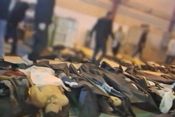 Corpos de manifestantes no pátio do necrotério de Kahrizak, na província de Teerã 