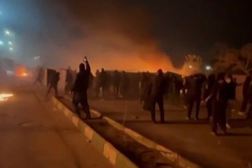 Imagem de vídeo mostra protesto em Mashhad, no nordeste do Irã 
 -  (crédito: Reprodução)