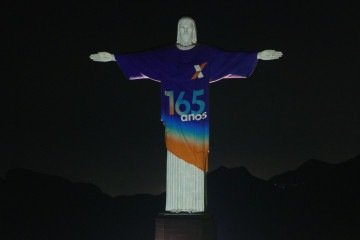 Cristo Redentor iluminou o Rio de Janeiro com as cores da Caixa Econômica Federal em homenagem aos 165 da instituiçã -  (crédito: Reprodução/Santuário Cristo Redentor)