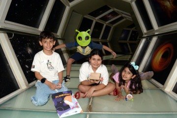 Rafael, Arthur, Geovana e Nina (da esquerda para a direita) se divertem na colônia de féria do Planetário de Brasília -  (crédito:  Marcelo Ferreira/CB/D.A Press)