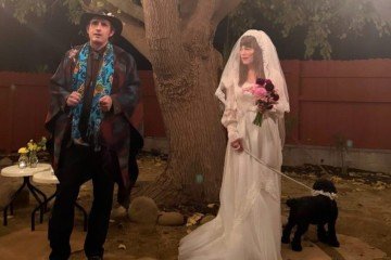 Jenny Lewis ao lado do cão Bobby Rhubard - (crédito: Reprodução/Redes Sociais ) Jenny Lewis ao lado do cão Bobby Rhubard - (crédito: Reprodução/Redes Sociais )