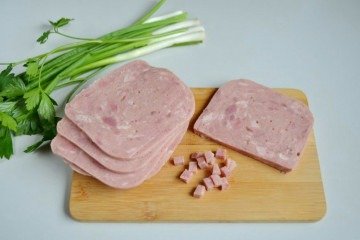 Entre os itens a serem evitados, estão as carnes embutidas, como salsicha, linguiça, bacon e o presunto -  (crédito: Pavel Subbotin/Unsplash)