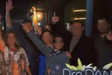 Menino aparece fazendo saudação nazista em foto com a família durante formatura -  (crédito: Redes sociais / reprodução)