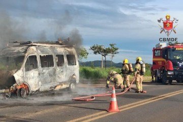 Van pega fogo em rodovia, no sentido Caf&eacute; Sem Troco