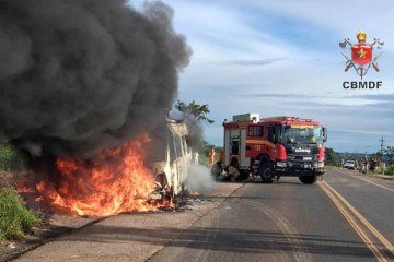 Van pega fogo em rodovia, no sentido Café Sem Troco -  (crédito: CBMDF/Divulgação)