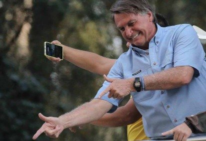 Apoiadores de Jair Bolsonaro invadiram prédios públicos em Brasília em 8 de janeiro de 2023 -  (crédito: Reuters) -Apoiadores de Jair Bolsonaro invadiram prédios públicos em Brasília em 8 de janeiro de 2023 -  (crédito: Reuters)