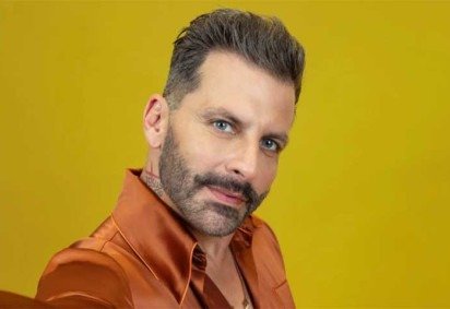 Nascido em São Bernardo do Campo, São Paulo, Henri Castelli descobriu a paixão pela arte de atuar na escola, onde fazia aulas de teatro. Ao longo da carreira, se consolidou como ator em várias novelas e séries da TV Globo.  -  (crédito:  Reprodução do Instagram @bbb) -Nascido em São Bernardo do Campo, São Paulo, Henri Castelli descobriu a paixão pela arte de atuar na escola, onde fazia aulas de teatro. Ao longo da carreira, se consolidou como ator em várias novelas e séries da TV Globo.  -  (crédito:  Reprodução do Instagram @bbb)