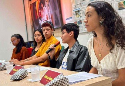 Alunos durante a simulação da coletiva de imprensa na disciplina Assessoria de Comunicação 1
 -  (crédito: Gabriela de Macêdo)