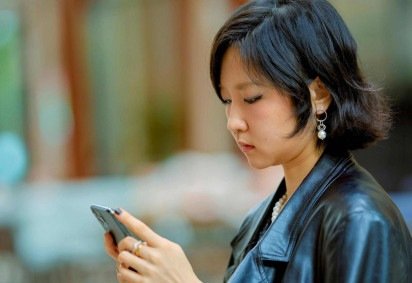 O aplicativo exige que você clique periodicamente em um grande botão para confirmar que está vivo -  (crédito: Cópia de tela/Moonshot Technologies) -O aplicativo exige que você clique periodicamente em um grande botão para confirmar que está vivo -  (crédito: Cópia de tela/Moonshot Technologies)