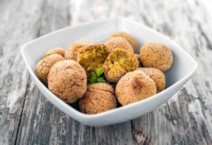Bolinho de grão-de-bico com semente de gergelim (Imagem: Alessio Orru | Shutterstock) -  (crédito: EdiCase) -Bolinho de grão-de-bico com semente de gergelim (Imagem: Alessio Orru | Shutterstock) -  (crédito: EdiCase)