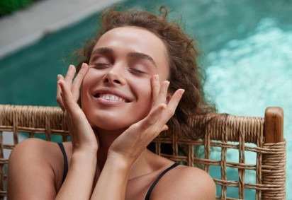 Controlar o brilho da pele no verão passa por equilibrar a oleosidade sem agredir a proteção natural do rosto (Imagem: puhhha | Shutterstock) -  (crédito: EdiCase) -Controlar o brilho da pele no verão passa por equilibrar a oleosidade sem agredir a proteção natural do rosto (Imagem: puhhha | Shutterstock) -  (crédito: EdiCase)