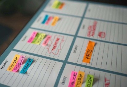 Construir um cronograma de estudos é fundamental na preparação para provas e vestibulares (Imagem: majopez | Shutterstock) -  (crédito: EdiCase) -Construir um cronograma de estudos é fundamental na preparação para provas e vestibulares (Imagem: majopez | Shutterstock) -  (crédito: EdiCase)