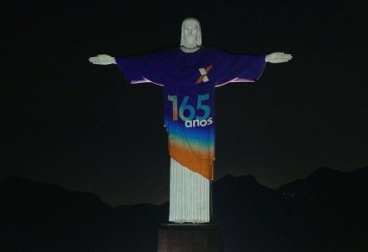 Cristo Redentor iluminou o Rio de Janeiro com as cores da Caixa Econômica Federal em homenagem aos 165 da instituiçã -  (crédito: Reprodução/Santuário Cristo Redentor) -Cristo Redentor iluminou o Rio de Janeiro com as cores da Caixa Econômica Federal em homenagem aos 165 da instituiçã -  (crédito: Reprodução/Santuário Cristo Redentor)
