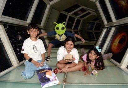 Rafael, Arthur, Geovana e Nina (da esquerda para a direita) se divertem na colônia de féria do Planetário de Brasília -  (crédito:  Marcelo Ferreira/CB/D.A Press) -Rafael, Arthur, Geovana e Nina (da esquerda para a direita) se divertem na colônia de féria do Planetário de Brasília -  (crédito:  Marcelo Ferreira/CB/D.A Press)