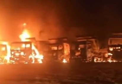 Fogo atingiu ao menos 9 veículos e 3 máquinas usados na duplicação da rodovia; Polícia Civil investiga as causas
 -  (crédito: Reprodução) -Fogo atingiu ao menos 9 veículos e 3 máquinas usados na duplicação da rodovia; Polícia Civil investiga as causas
 -  (crédito: Reprodução)