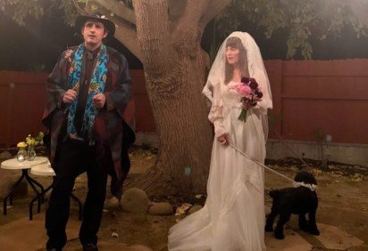 Jenny Lewis ao lado do cão Bobby Rhubard -  (crédito: Reprodução/Redes Sociais ) -Jenny Lewis ao lado do cão Bobby Rhubard -  (crédito: Reprodução/Redes Sociais )