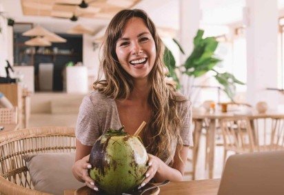 A água de coco é uma das bebidas mais consumidas nos dias de calor (Imagem: GaudiLab | Shutterstock)  -  (crédito: EdiCase) -A água de coco é uma das bebidas mais consumidas nos dias de calor (Imagem: GaudiLab | Shutterstock)  -  (crédito: EdiCase)