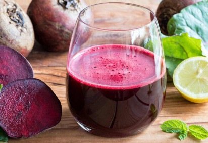 Suco detox de beterraba com gengibre (Imagem: Madeleine Steinbach | Shutterstock) -  (crédito: EdiCase) -Suco detox de beterraba com gengibre (Imagem: Madeleine Steinbach | Shutterstock) -  (crédito: EdiCase)