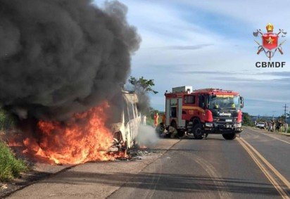 Van pega fogo em rodovia, no sentido Café Sem Troco -  (crédito: CBMDF/Divulgação) -Van pega fogo em rodovia, no sentido Café Sem Troco -  (crédito: CBMDF/Divulgação)