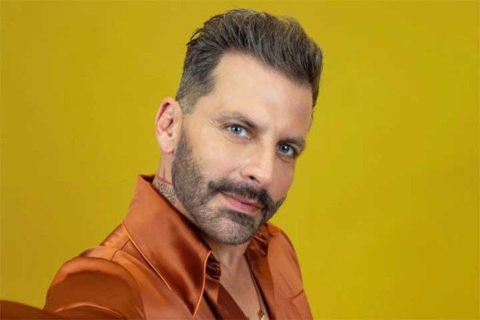 Nascido em São Bernardo do Campo, São Paulo, Henri Castelli descobriu a paixão pela arte de atuar na escola, onde fazia aulas de teatro. Ao longo da carreira, se consolidou como ator em várias novelas e séries da TV Globo. - (crédito: Reprodução do Instagram @bbb) Nascido em São Bernardo do Campo, São Paulo, Henri Castelli descobriu a paixão pela arte de atuar na escola, onde fazia aulas de teatro. Ao longo da carreira, se consolidou como ator em várias novelas e séries da TV Globo. - (crédito: Reprodução do Instagram @bbb)