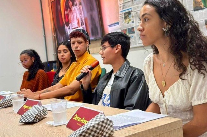 Alunos durante a simulação da coletiva de imprensa na disciplina Assessoria de Comunicação 1
 -  (crédito: Gabriela de Macêdo)