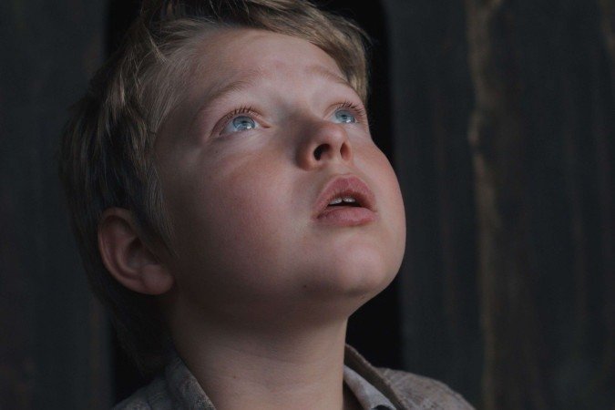 A centelha de toda uma explos&atilde;o dram&aacute;tica: o menino Hamnet (Jacobi Jupe)    