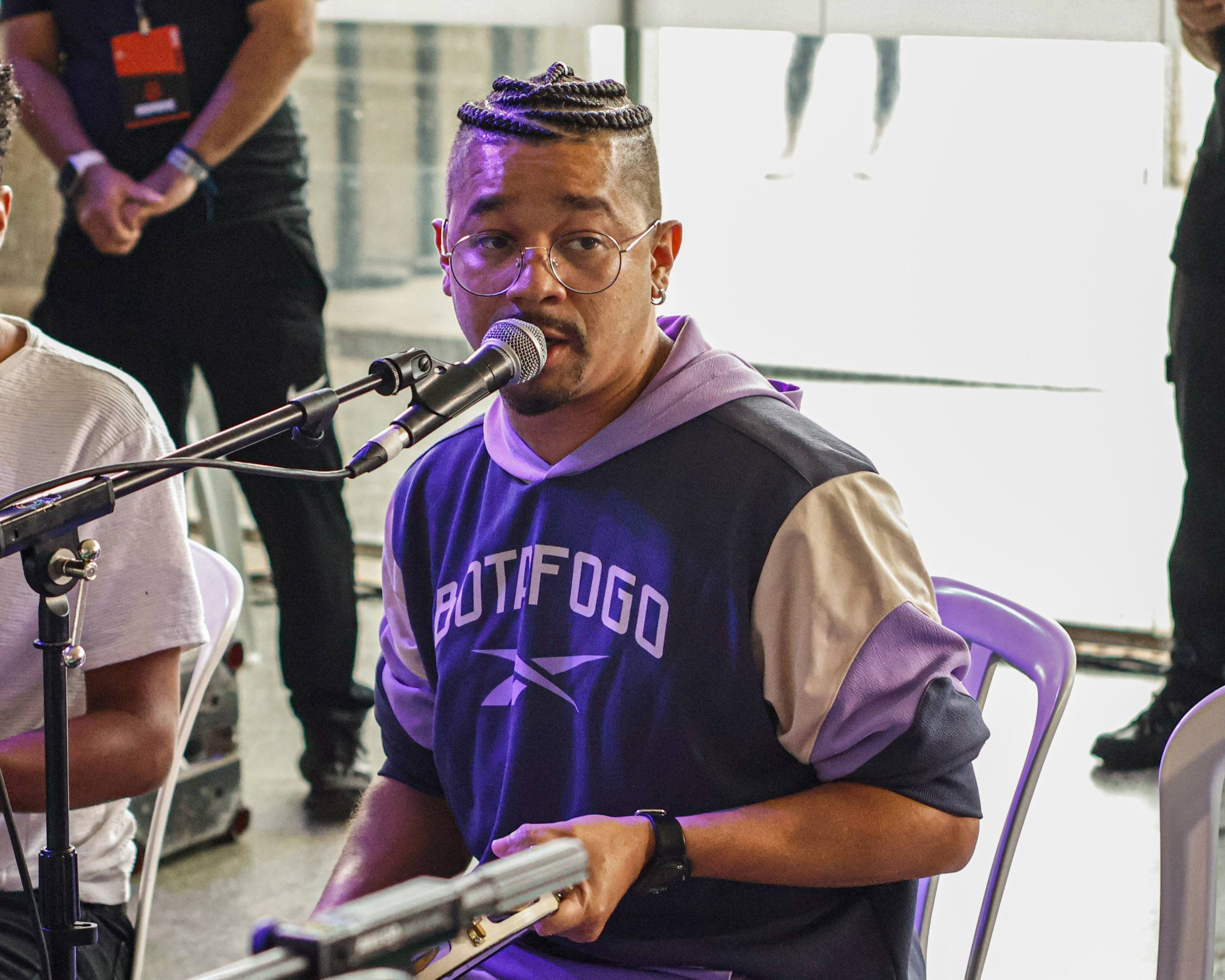 Breno Alves apresenta show de samba no Espelunca 