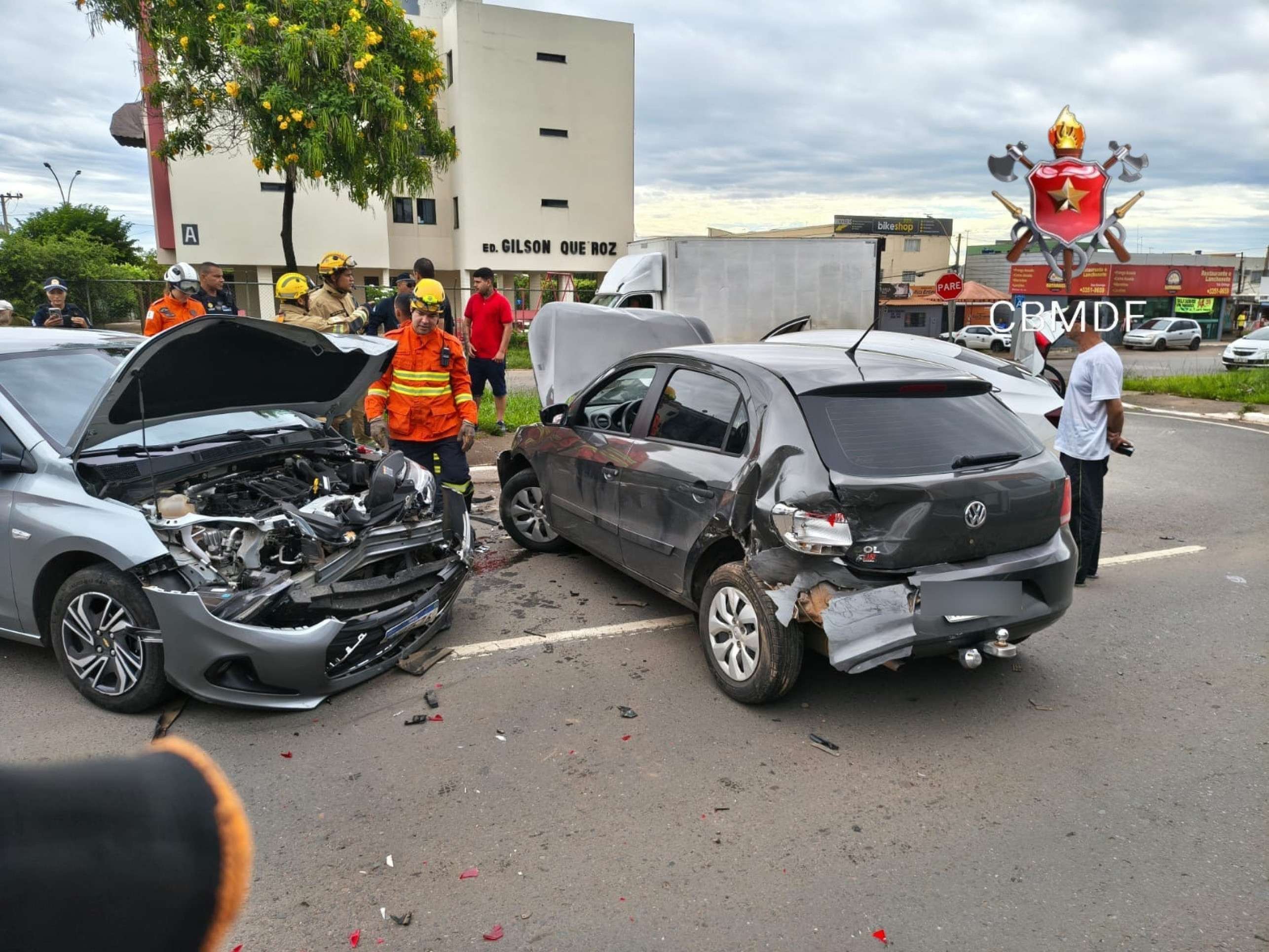 Condutor é contido após bater em outros veículos e sair do carro armado
