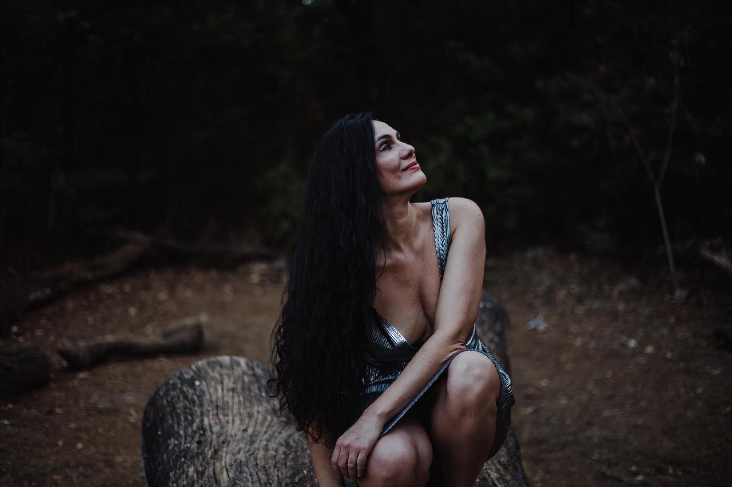 Fernanda Cabral lança novo single nesta sexta-feira