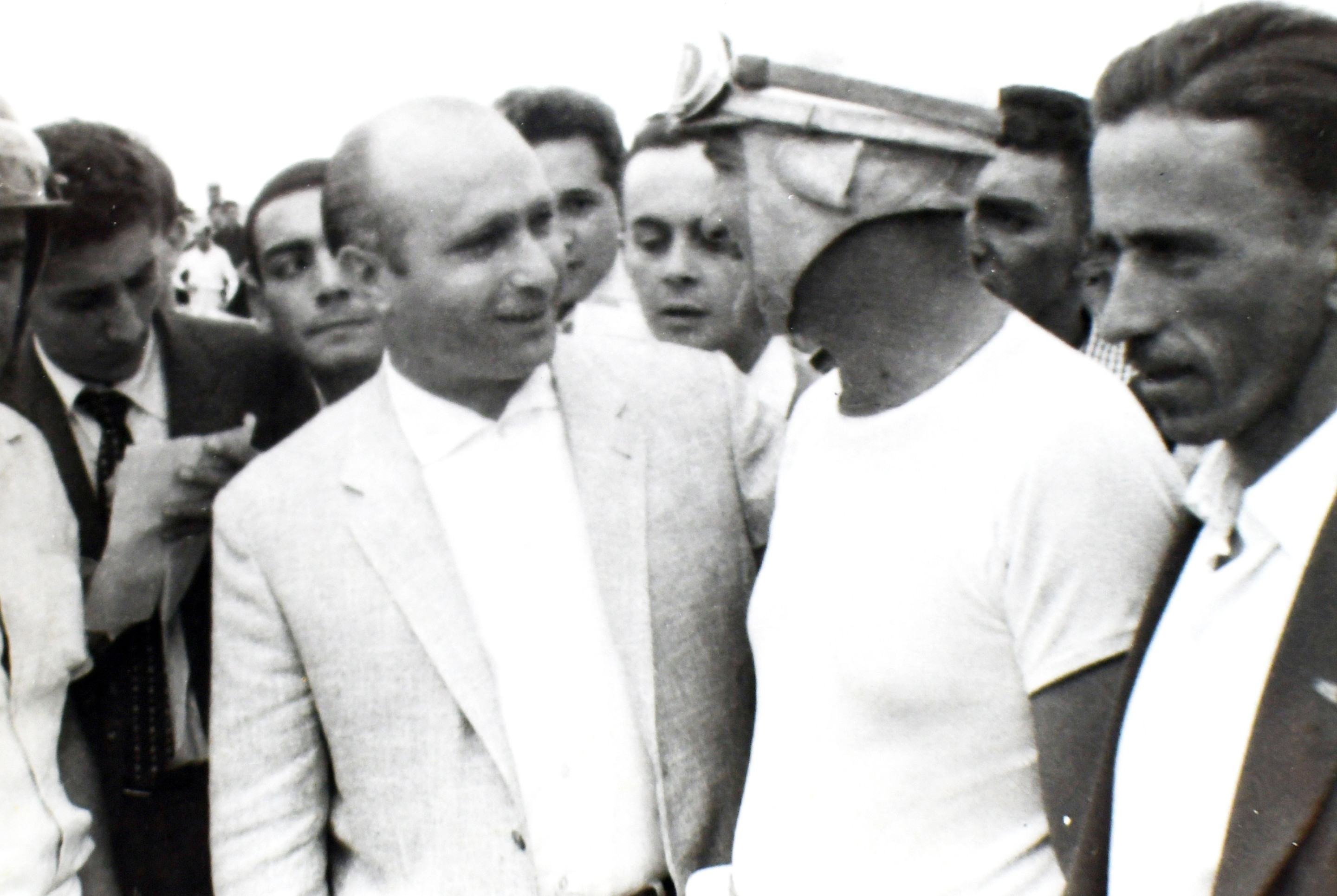 Juan Manuel Fangio (E), pentacampe&atilde;o de F&oacute;rmula 1, na primeira corrida de Bras&iacute;lia