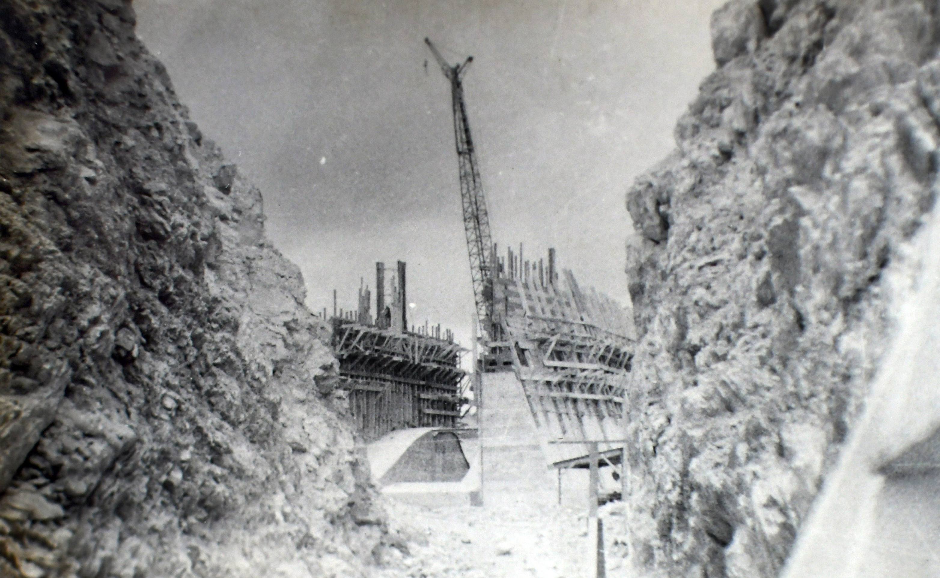 Obra da constru&ccedil;&atilde;o da barragem do Lago Parano&aacute;