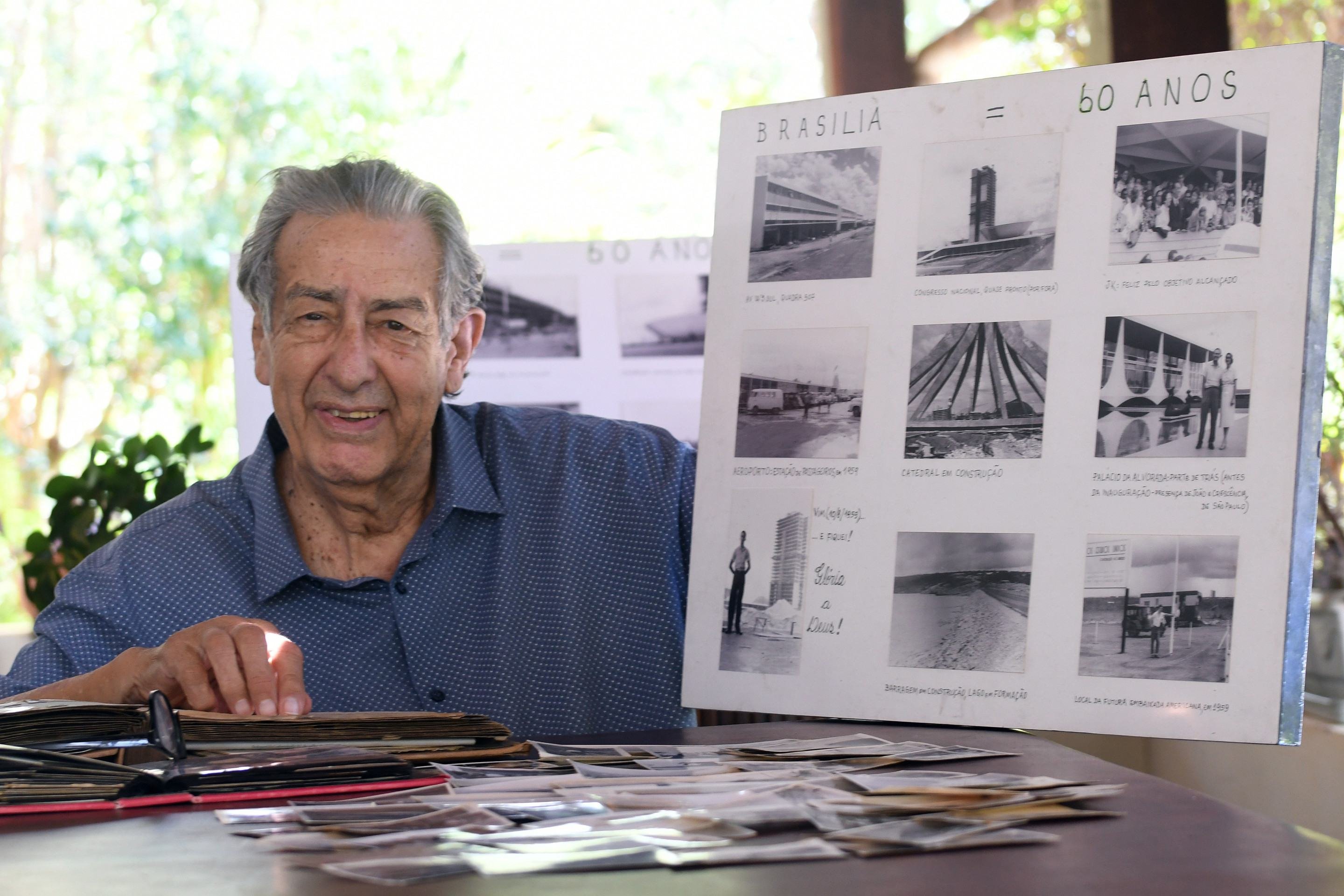 Jos&eacute; Cordeiro Cavalcante mostra mural feito com fotos hist&oacute;ricas tiradas por ele