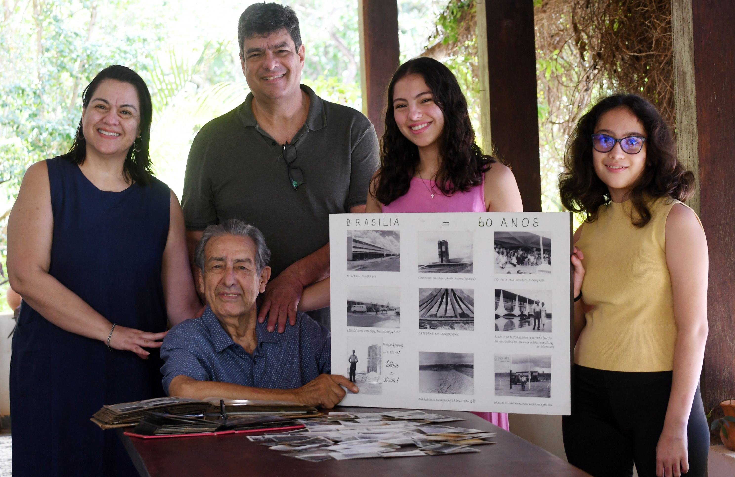 Cavalcante com os filhos, Maria Odete e  Jos&eacute; Haroldo, e as netas, Mariana e Mariana Gra&ccedil;a