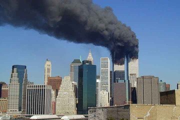 No dia 11 de setembro de 2001, ocorreu em Manhattan um fato que abalou o mundo no primeiro ano do novo milênio. Os atentados terroristas do grupo fundamentalista islâmico Al-Qaeda. 
 -  (crédito: Michael Foran/wikimédia Commons)