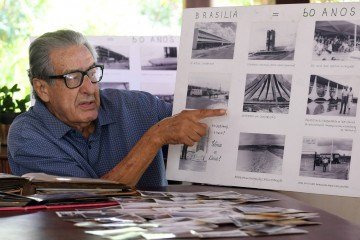 José Cordeiro Cavalcante mostra mural feito com fotos históricas tiradas por ele - (crédito: Ed Alves/CB/DA Press) José Cordeiro Cavalcante mostra mural feito com fotos históricas tiradas por ele - (crédito: Ed Alves/CB/DA Press)