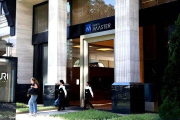 A Polícia Federal (PF) aponta que o Master teria emitido Certificados de Depósito Bancário (CDBs) com promessa de rentabilidade de até 40% acima da taxa básica do mercado — retorno que, na lógica financeira, soa irreal sem risco extremo ou mecanismos artificiais. -  (crédito: Rovena Rosa/Agencia Brasil)