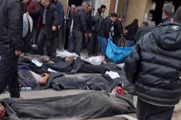 Familiares diante de corpos de vítimas da repressão, no necrotério