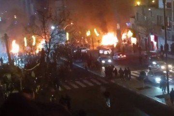 Imagem de vídeo mostra carros incendiados em praça da capital 