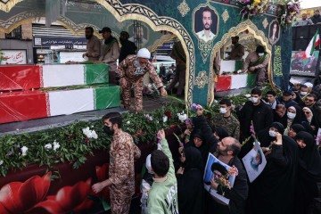 Iranianos participam de funeral coletivo de militares mortos durante manifestações em Teerã: mais de 100 soldados perderam a vida -  (crédito: Atta Kenare/AFP)
