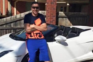 Kazem Hamad, preso no Iraque em 13 de janeiro de 2025 a pedido do governo australiano, ao lado de um ve&iacute;culo Lamborghini Gallardo convers&iacute;vel -  (crédito: Reprodu&ccedil;&atilde;o / Facebook)