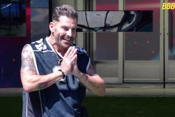 Henri Castelli à beira da piscina, logo depois de retornar do hospital: nova crise -  (crédito: Reprodução/Globo.com)