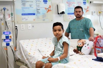  Leandro Cardoso acompanha o filho João Pedro e diz que a atenção dada pelos profissionais é crucial -  (crédito:  Ed Alves/CB/DA Press)