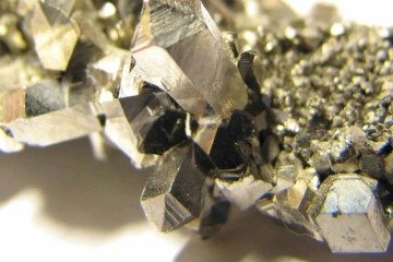 Inspirado em sistemas biológicos, Crespilho encontrou uma forma de estabilizar o nióbio ao controlar rigorosamente o ambiente químico em que ele opera -  (crédito: Reprodução/Portal Gov)